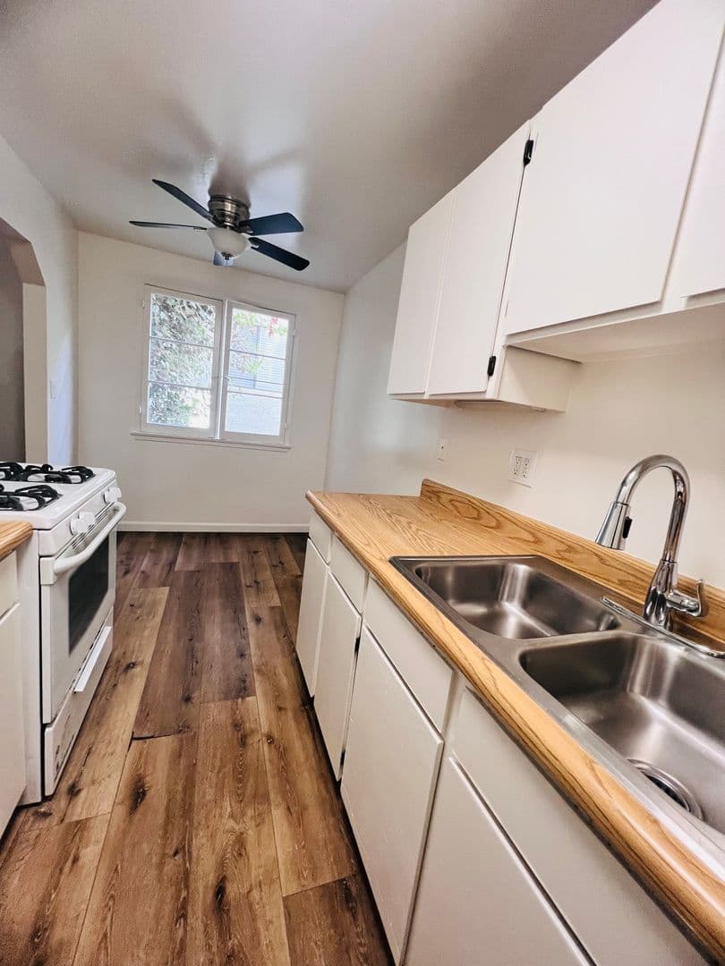 Los Angeles Apartment: 821 S. Wilton Place