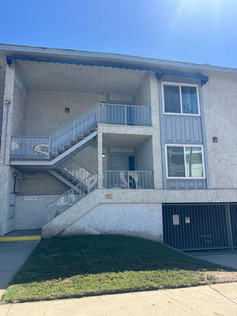 Studio City Apartment: 12756 Moorpark Street