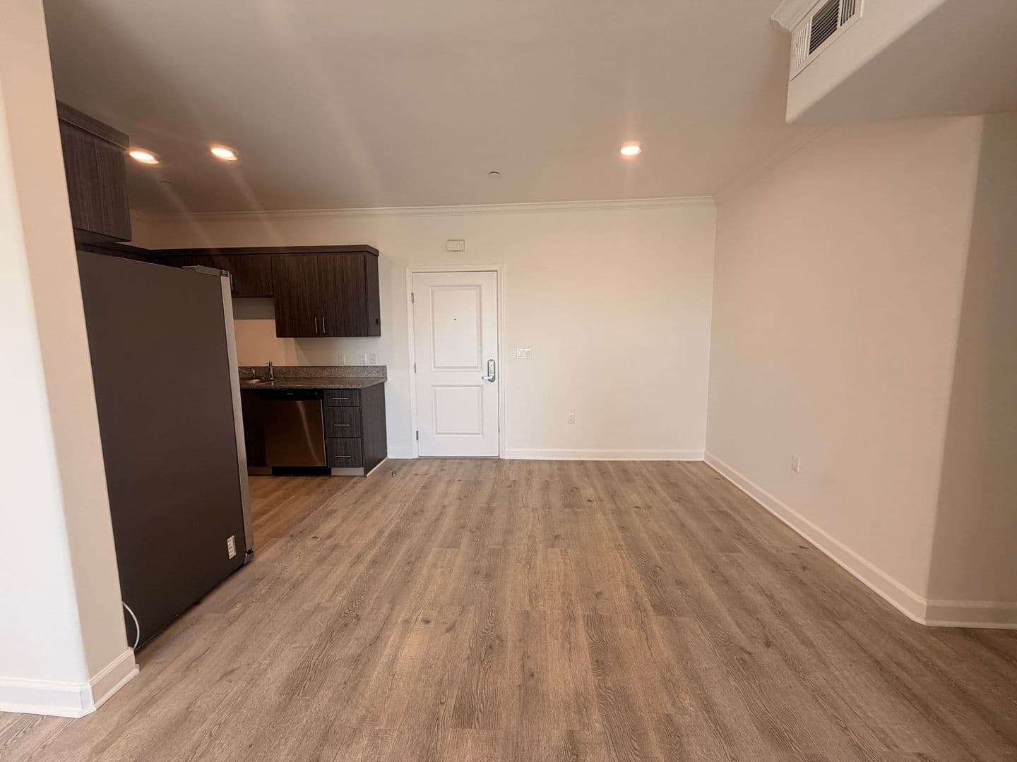 Sun Valley Apartment: 7500 Vineland Ave