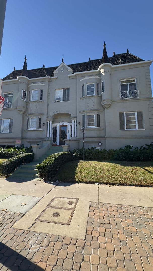 Los Angeles Apartment: 821 S. Wilton Place