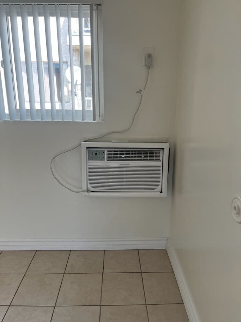 No. Hollywood Apartment: 7616 Fulton Avenue
