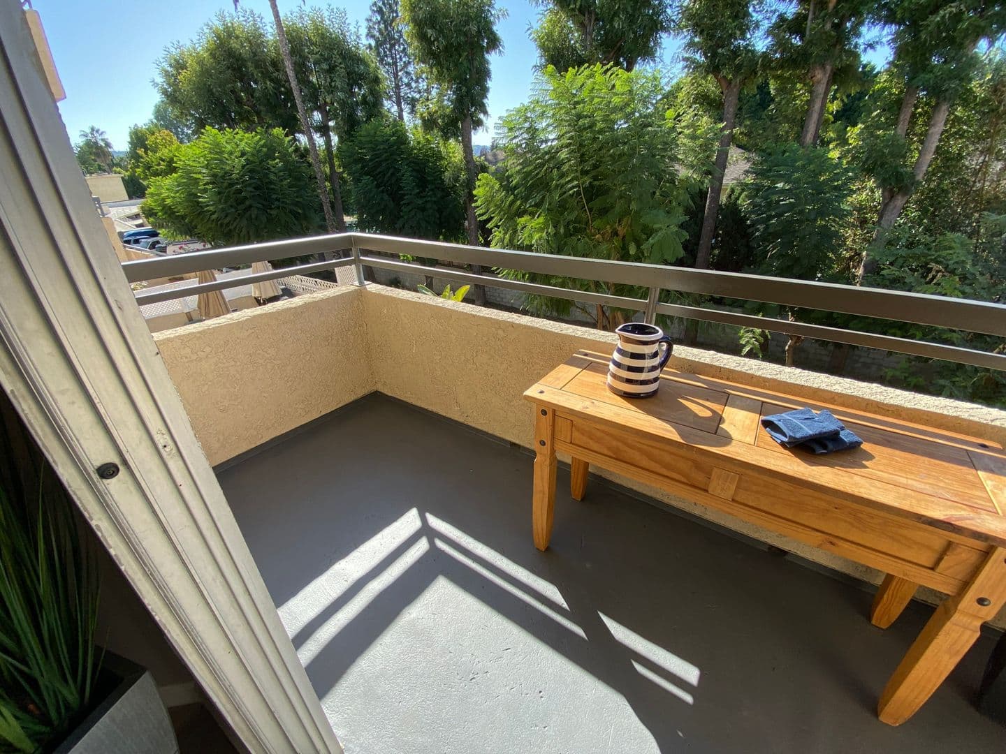 Van Nuys Apartment: 6205 Woodman Avenue