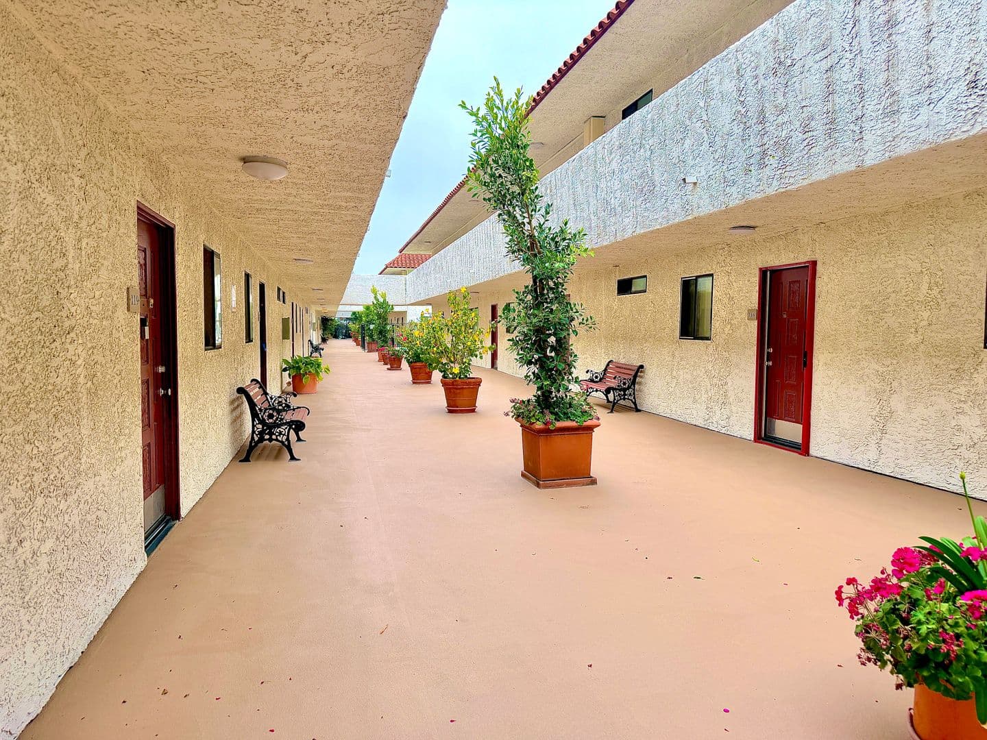Sherman Oaks Apartment: 5637 Hazeltine Avenue