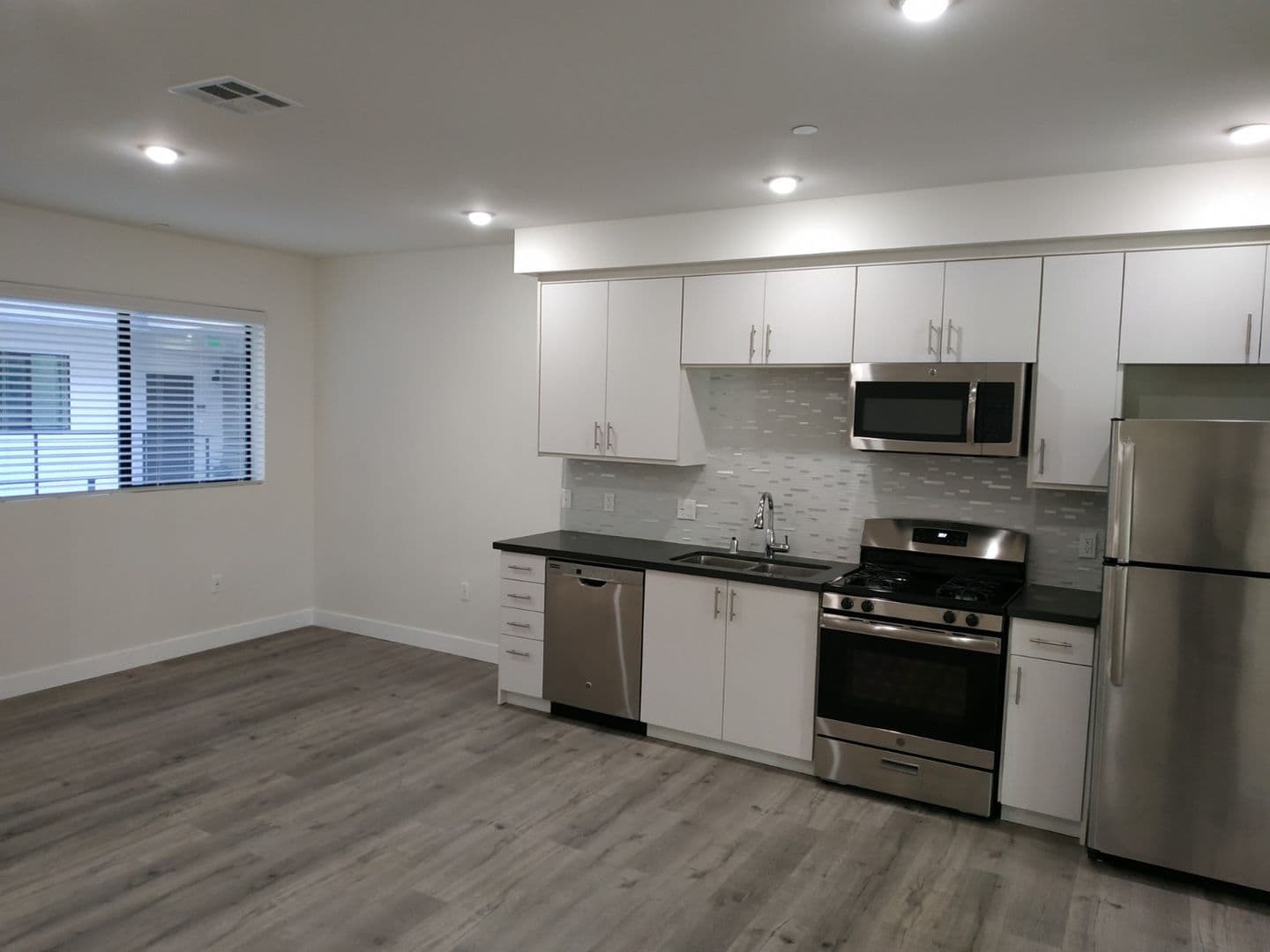 Tarzana Apartment: 18529 Calvert Street