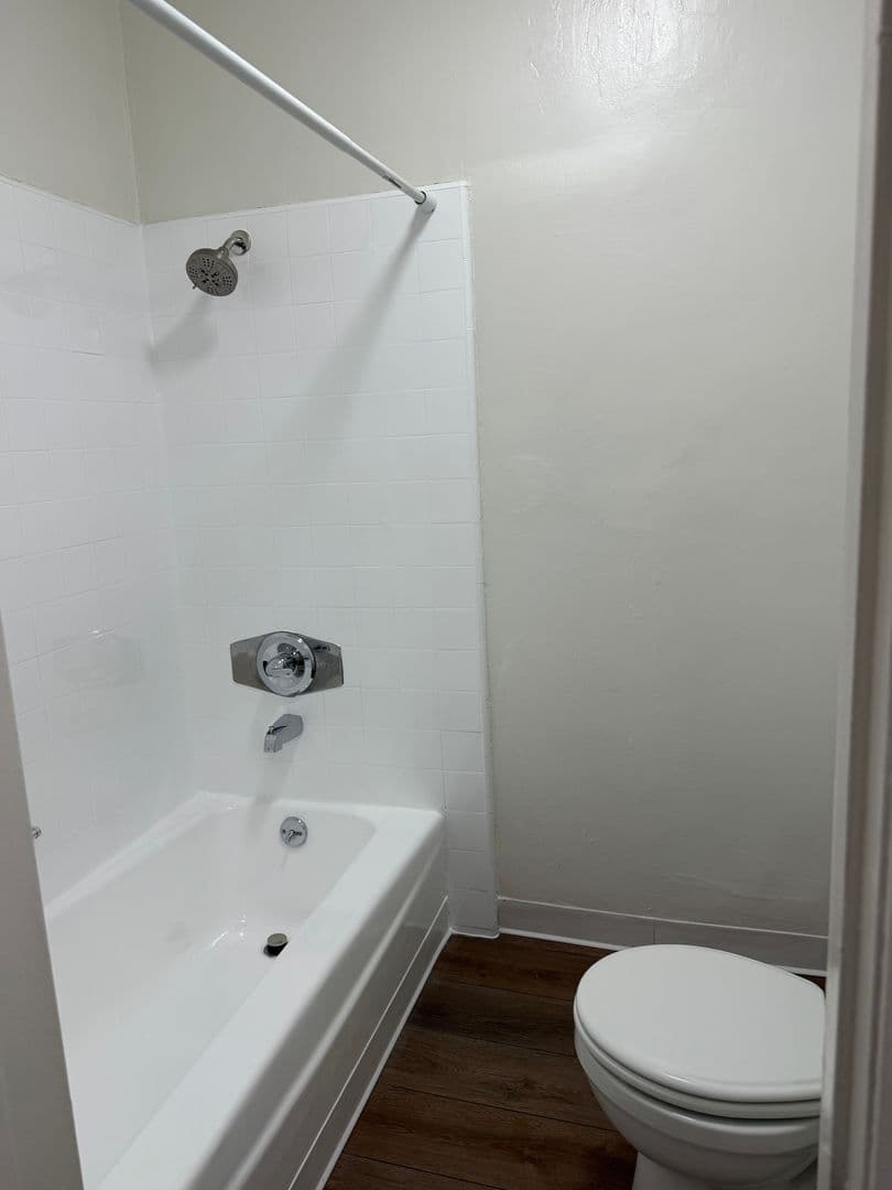 Los Angeles Apartment: 1539 N Alexandria Ave