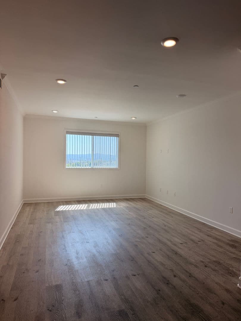 Sun Valley Apartment: 7500 Vineland Ave