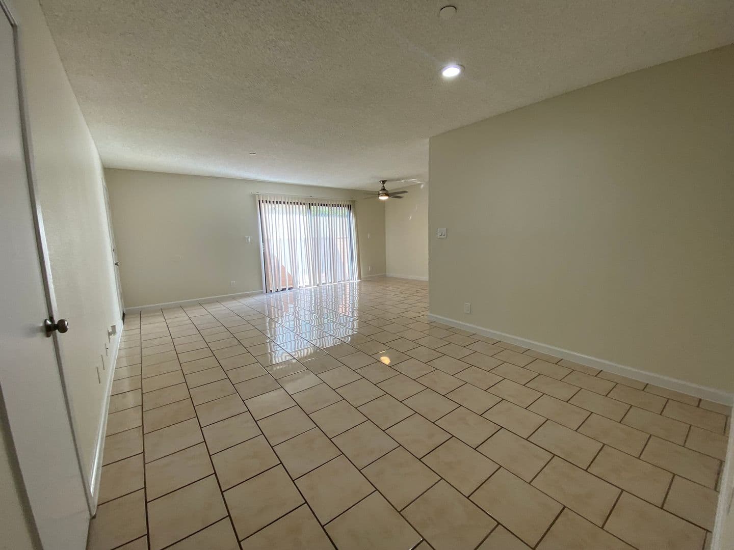 Tarzana Apartment: 5665 Reseda Blvd.