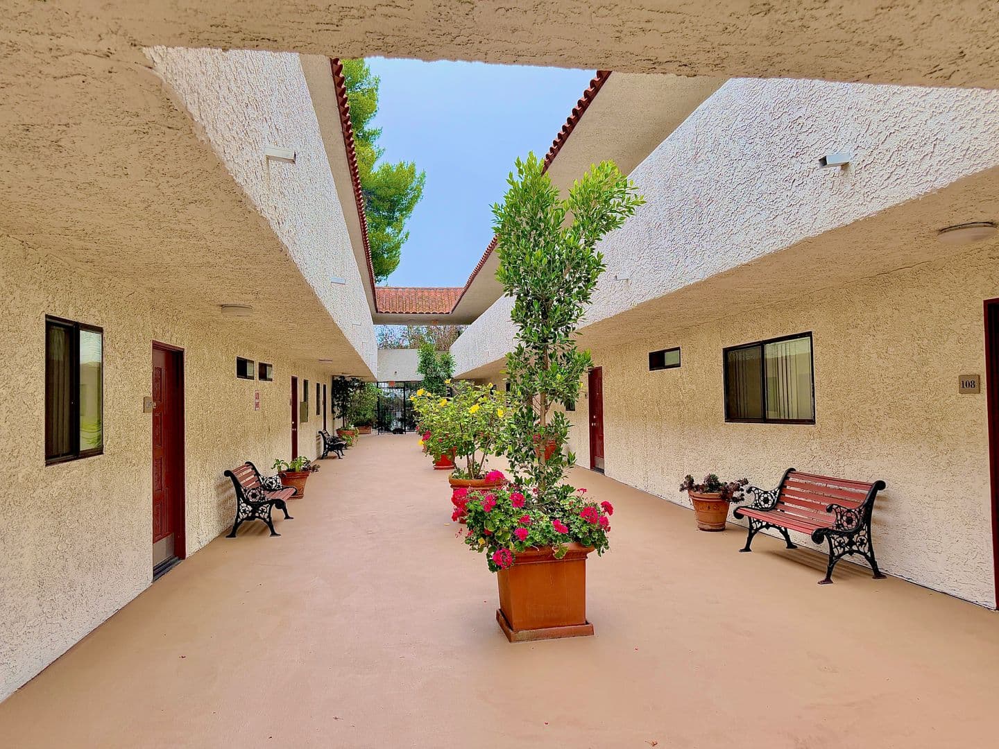 Sherman Oaks Apartment: 5637 Hazeltine Avenue