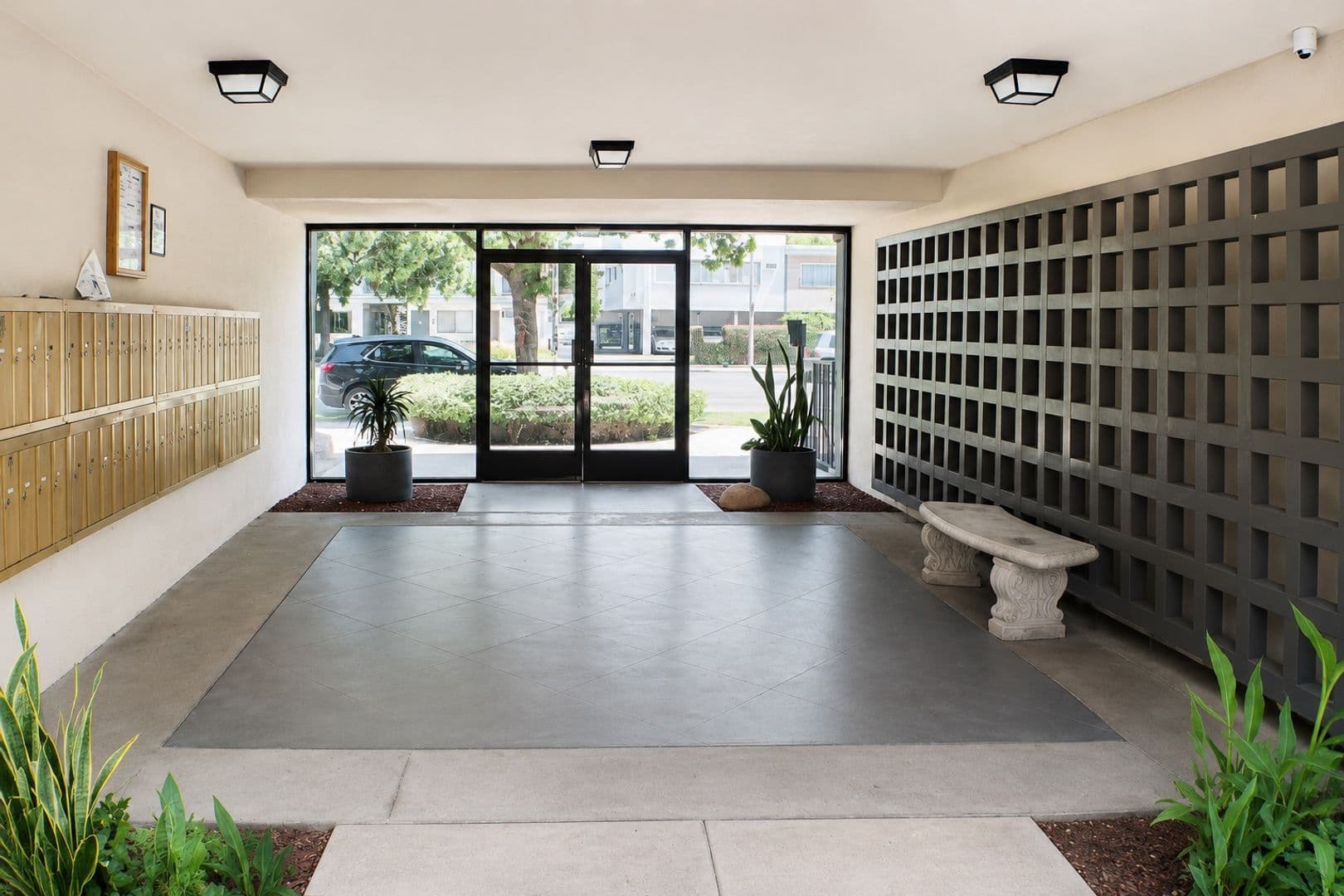 Van Nuys Apartment: 15120 Victory Blvd