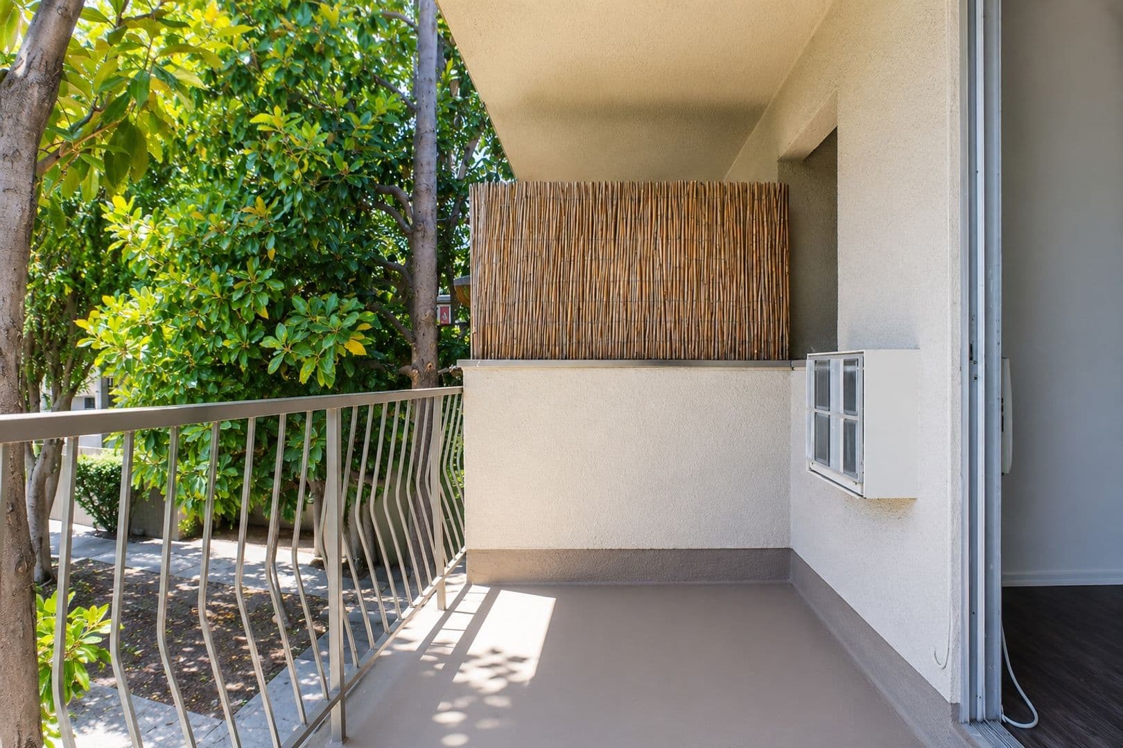 Encino Apartment: 17950 Burbank Blvd
