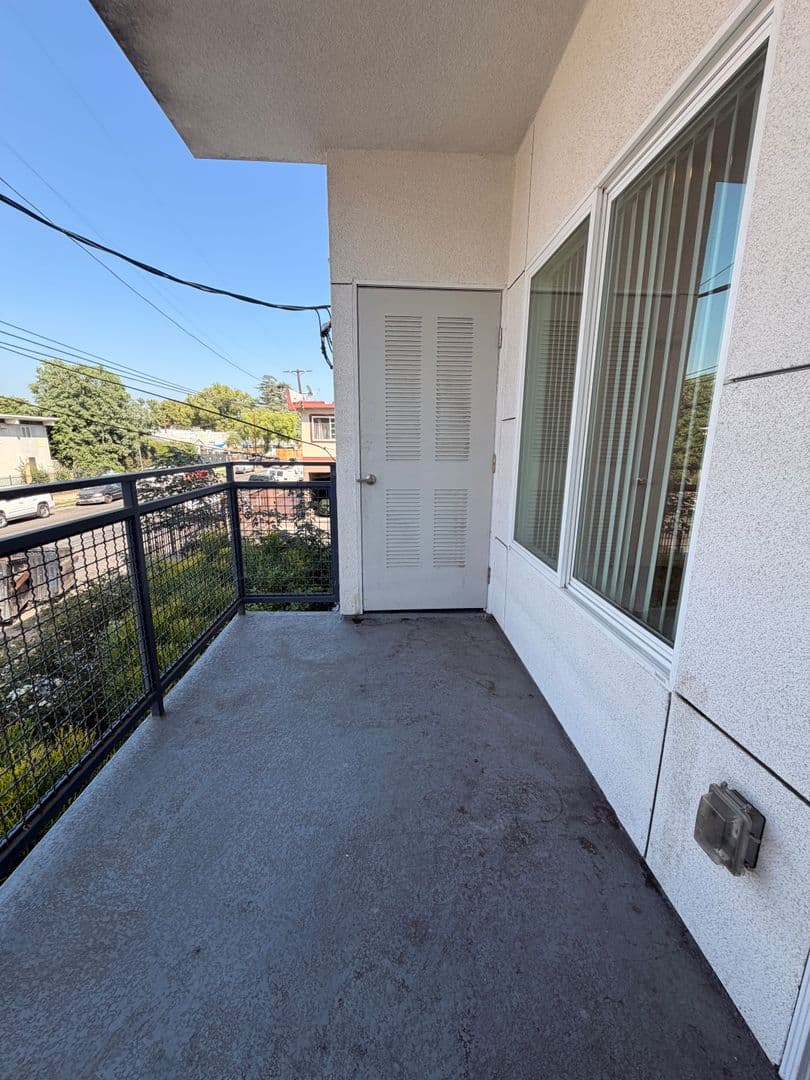 North Hills Apartment: 15528 Rayen Street