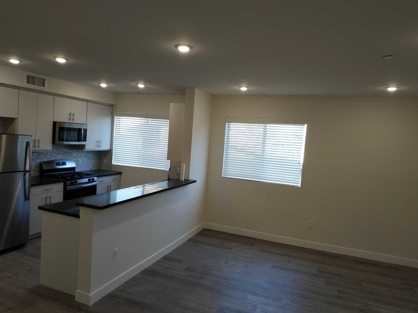 Tarzana Apartment: 18529 Calvert Street