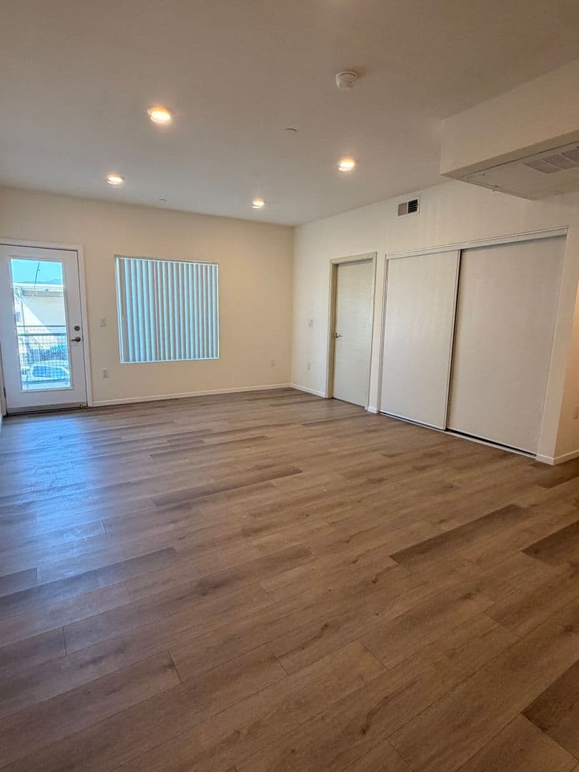 North Hills Apartment: 15528 Rayen Street