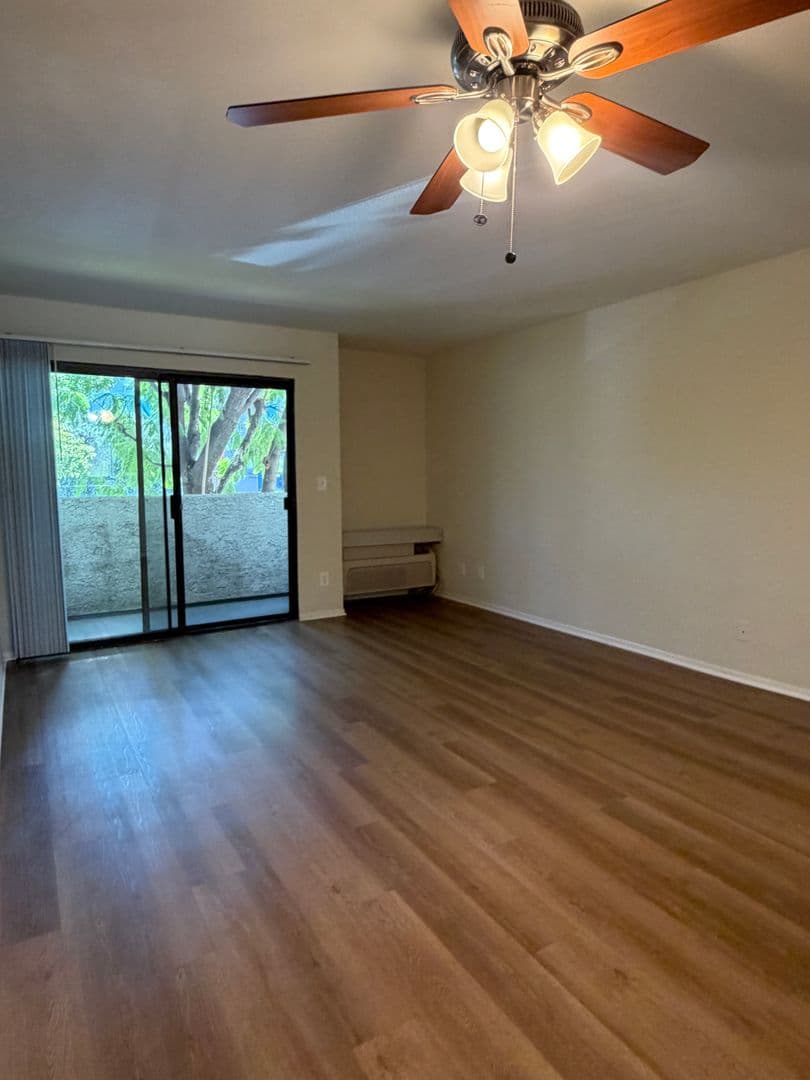 Sherman Oaks Apartment: 5637 Hazeltine Avenue