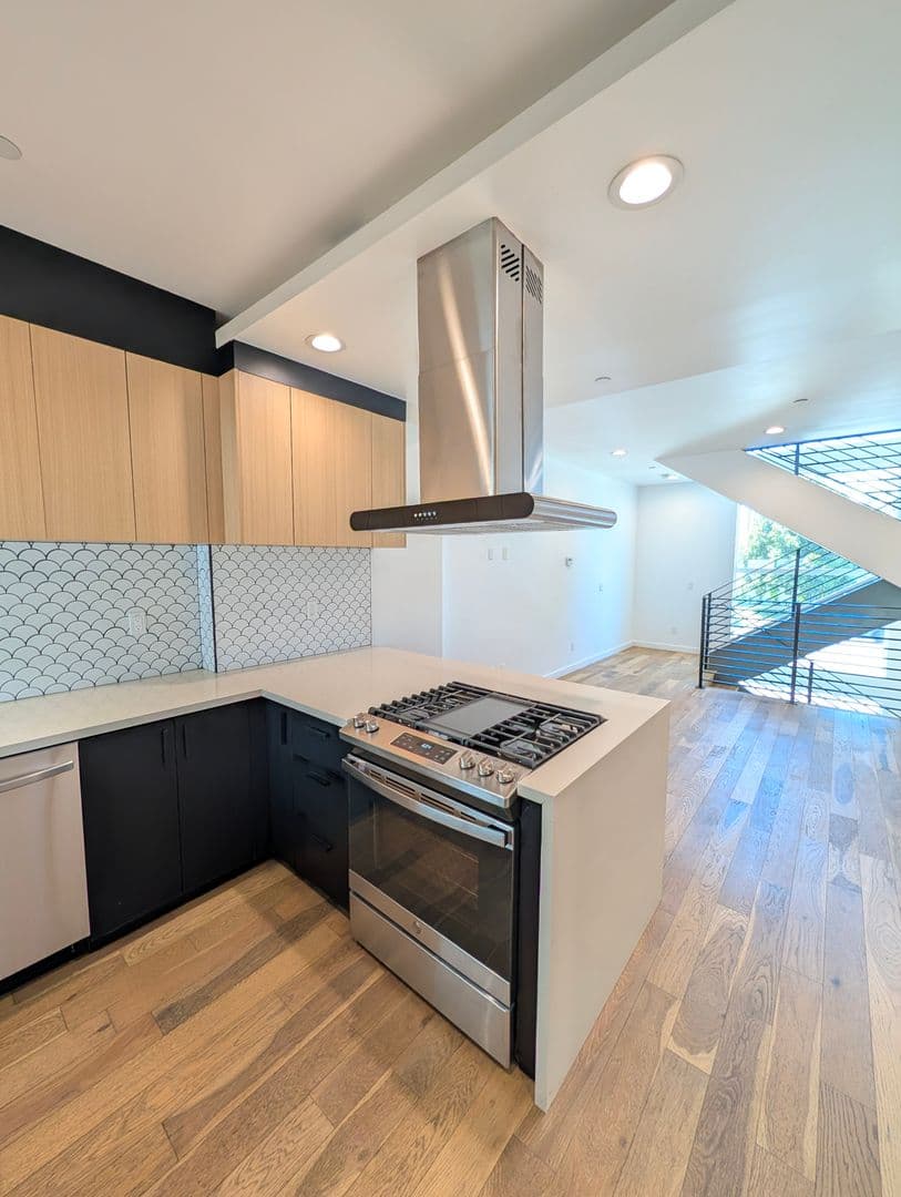 Studio City Apartment: 4260 Laurel Canyon Blvd.