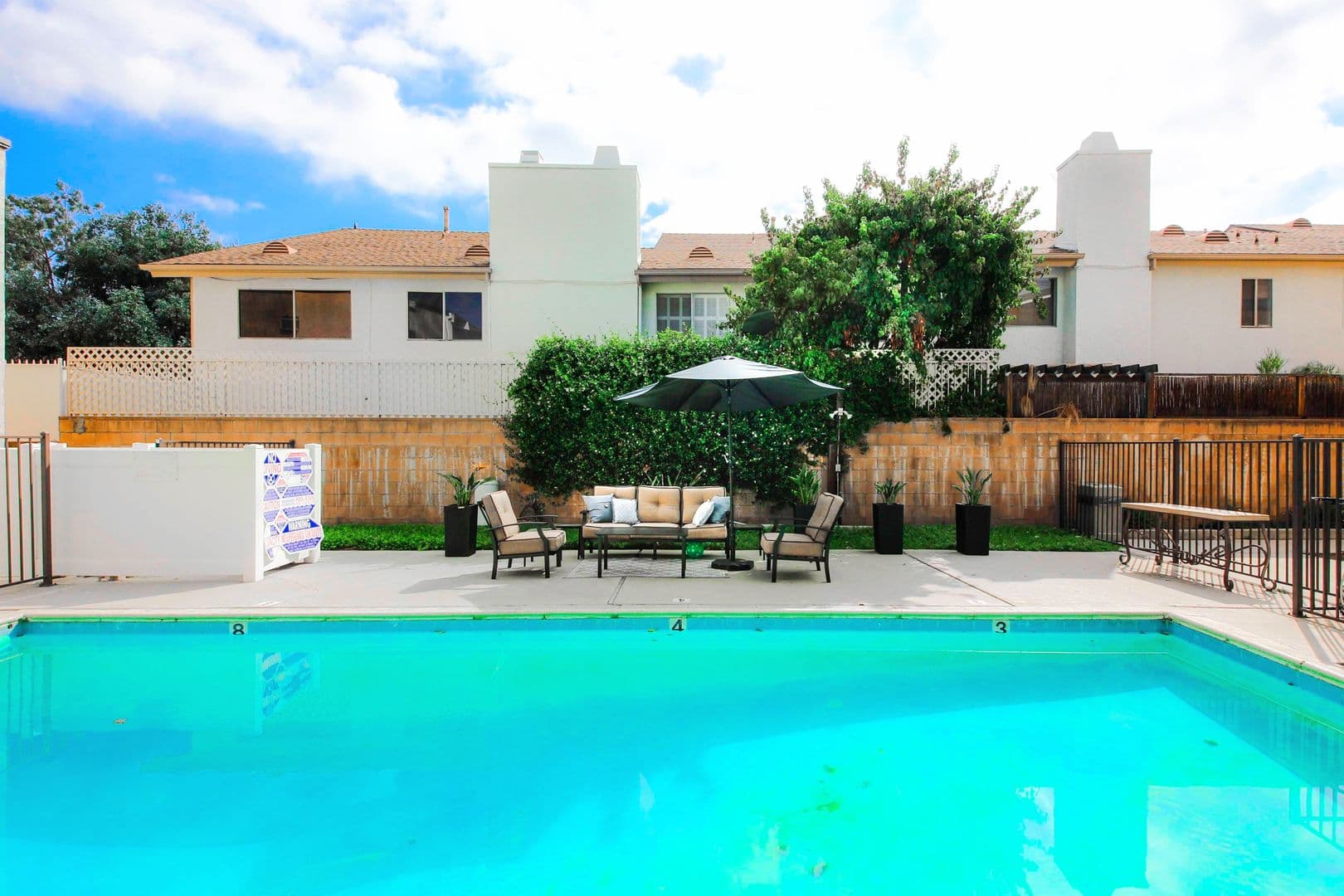 Tarzana Apartment: 18339-18347 Collins St