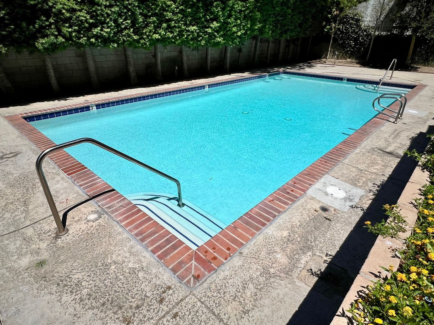 Van Nuys Apartment: 6205 Woodman Avenue