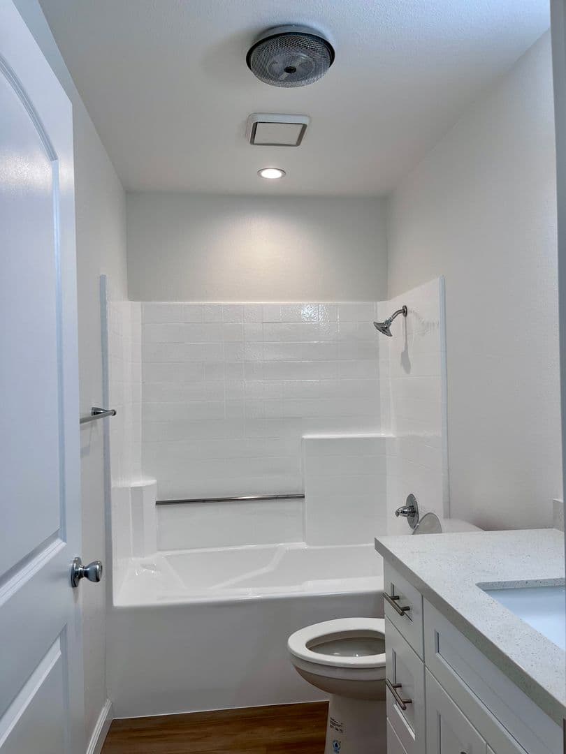 West Los Angeles Apartment: 2475 Corinth Avenue