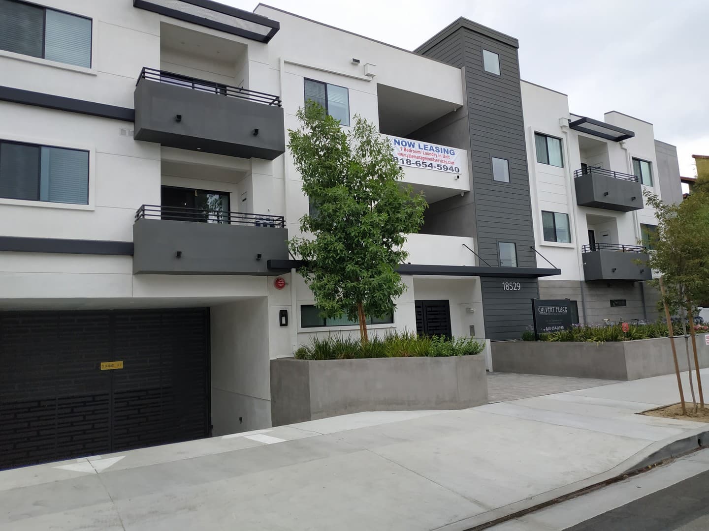 Tarzana Apartment: 18529 Calvert Street