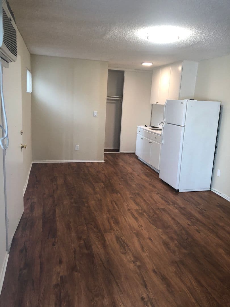 Granada Hills Apartment: 16840 Chatsworth Street