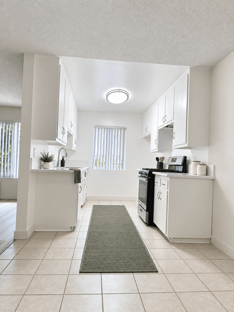 Van Nuys Apartment: 13947 Oxnard Street
