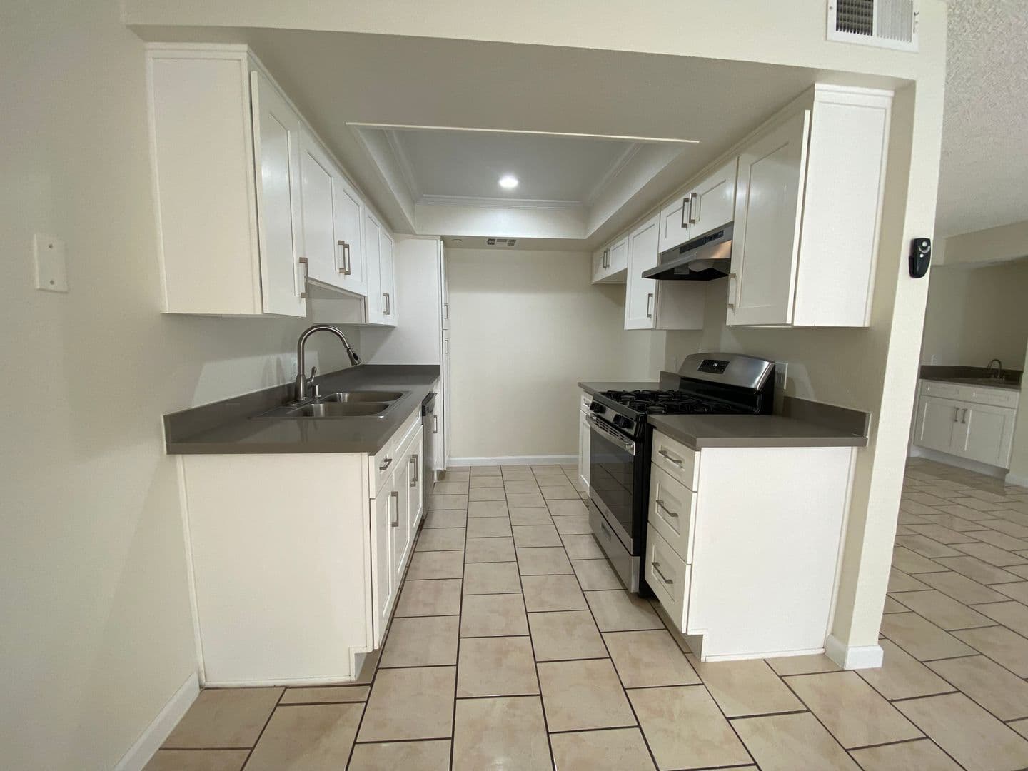 Tarzana Apartment: 5665 Reseda Blvd.
