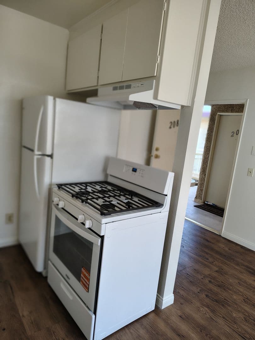 Reseda Apartment: 7521 & 7528 Canby Ave.