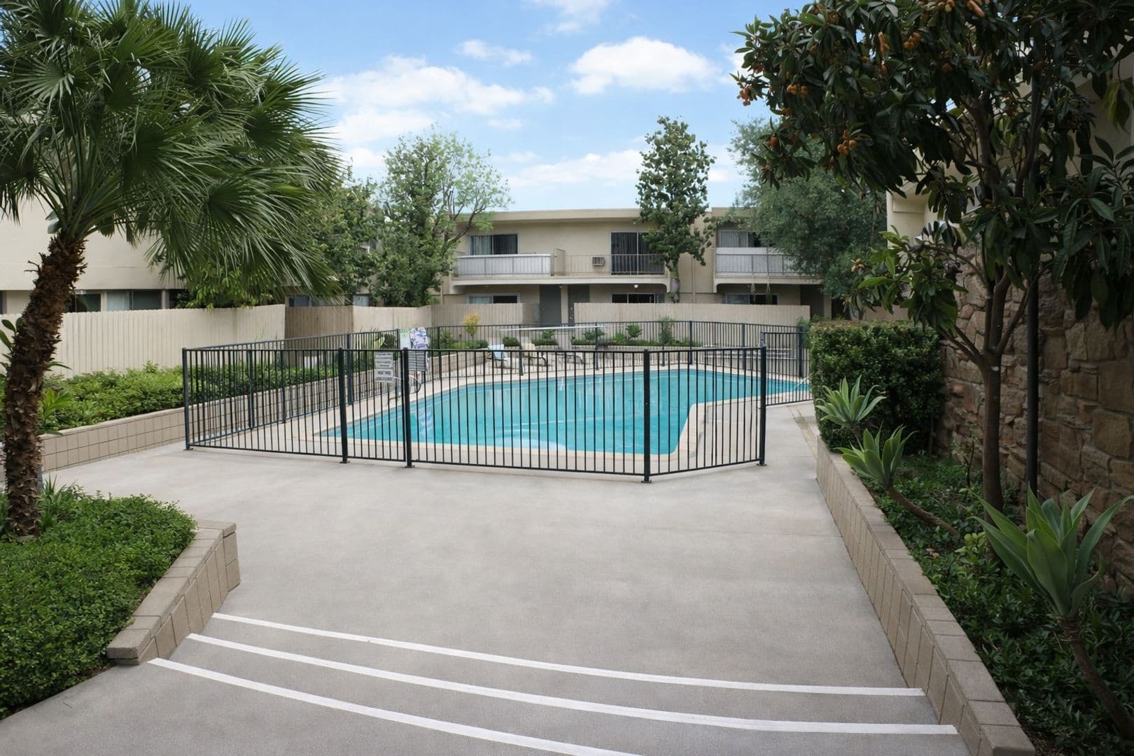 Encino Apartment: 17950 Burbank Blvd