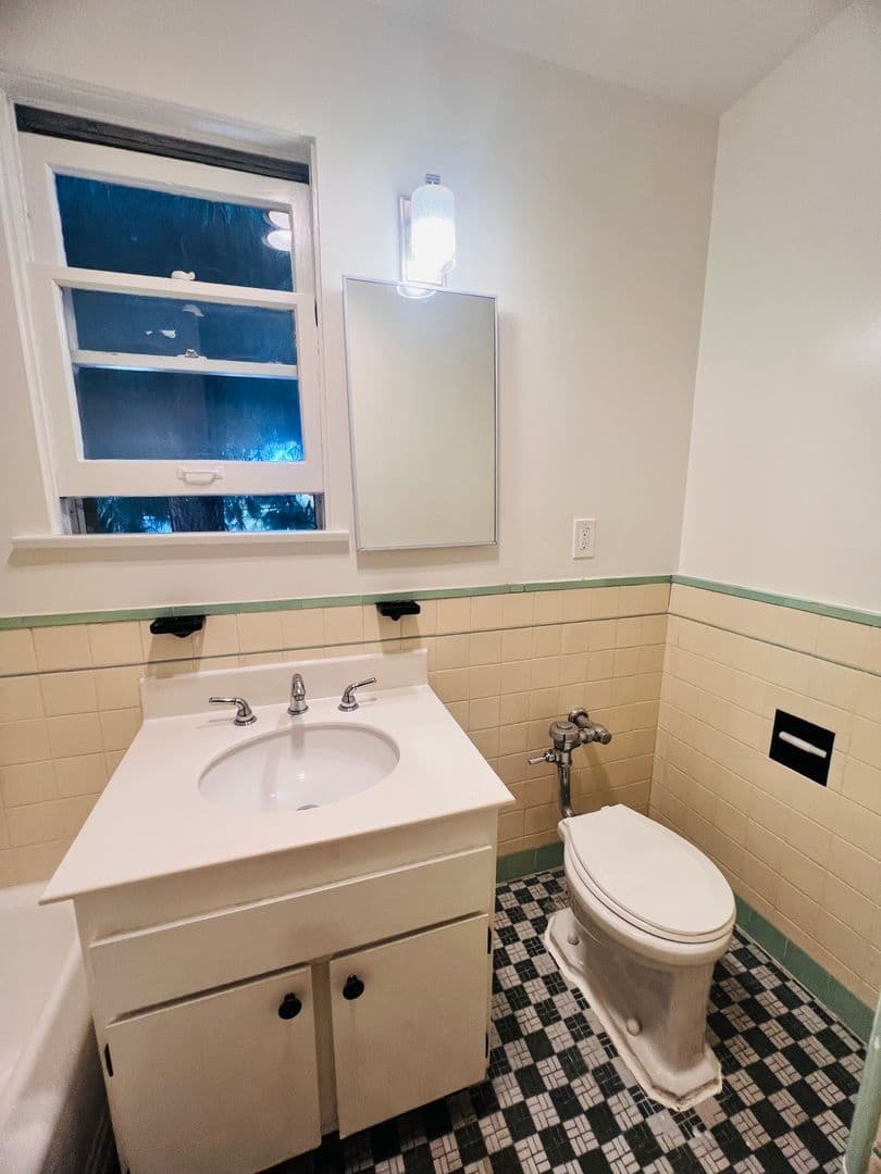 Los Angeles Apartment: 821 S. Wilton Place
