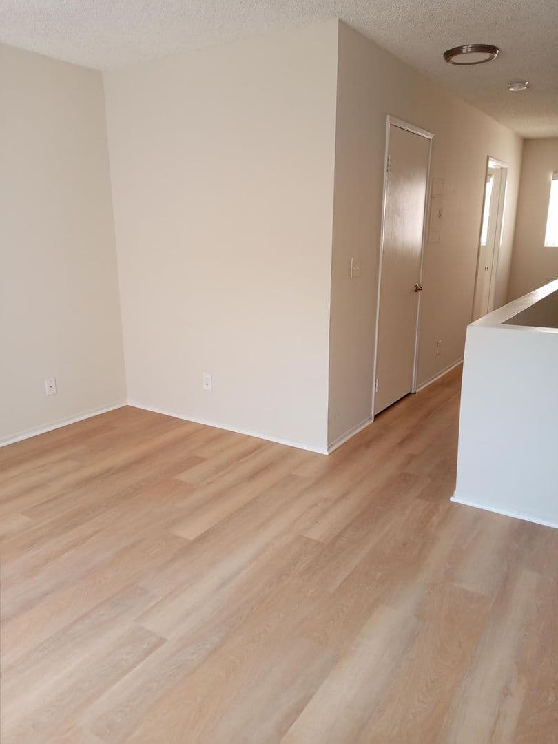 Canoga Park Apartment: 21445 Saticoy St.
