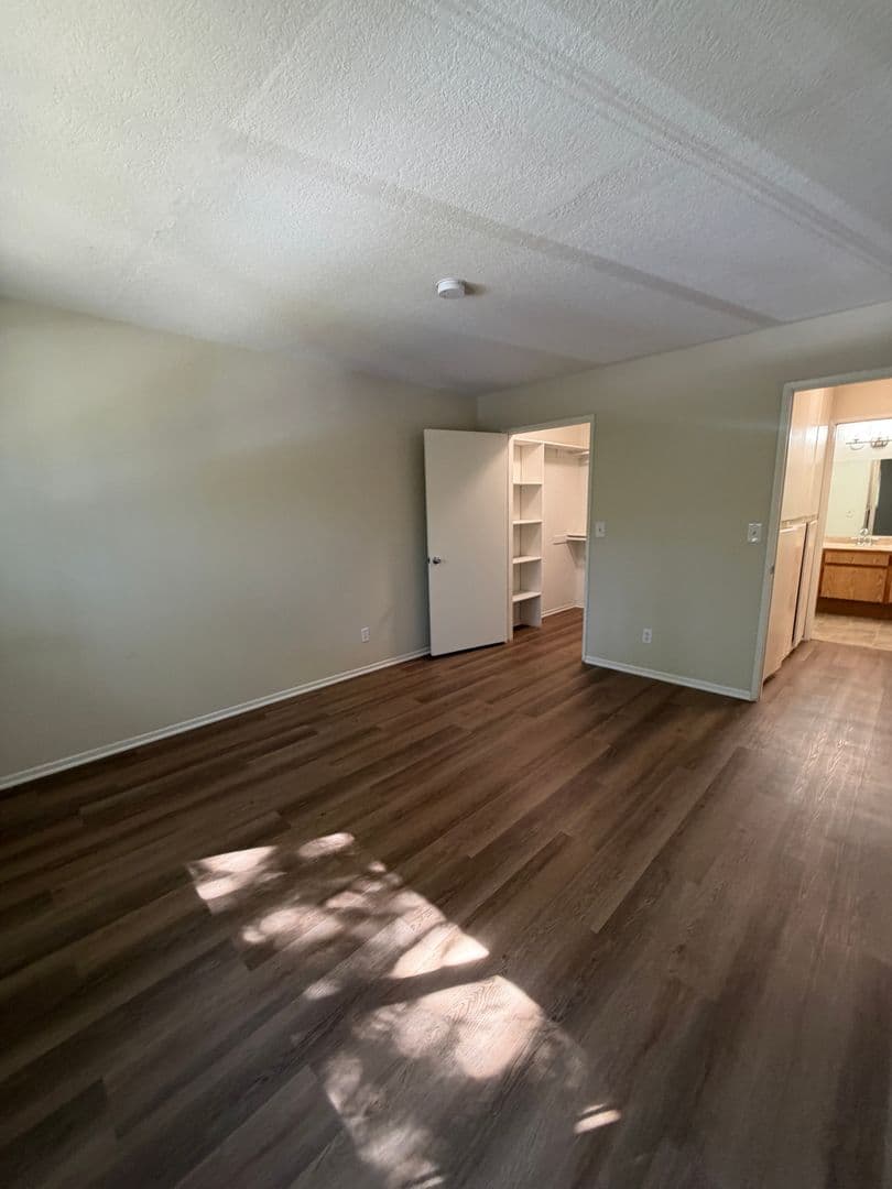 Sherman Oaks Apartment: 5637 Hazeltine Avenue