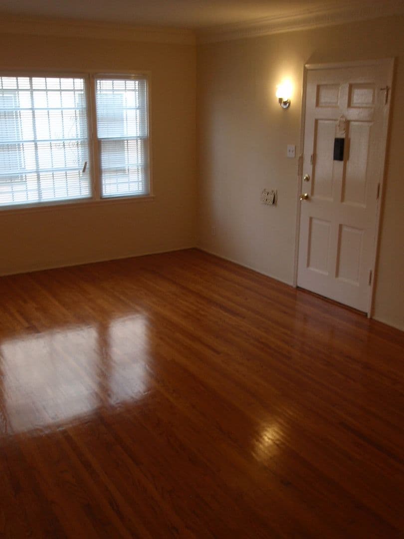 Los Angeles Apartment: 414-416 1/2 North Gardner St