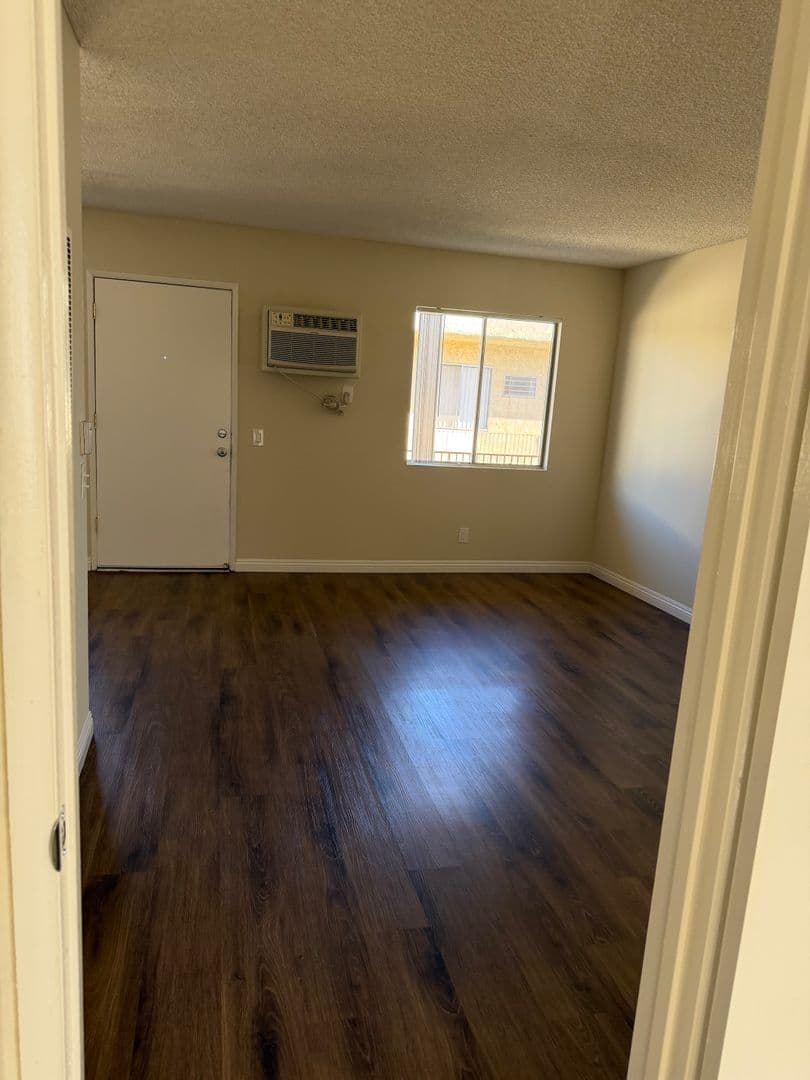 Canoga Park Apartment: 8360 Northgate Avenue
