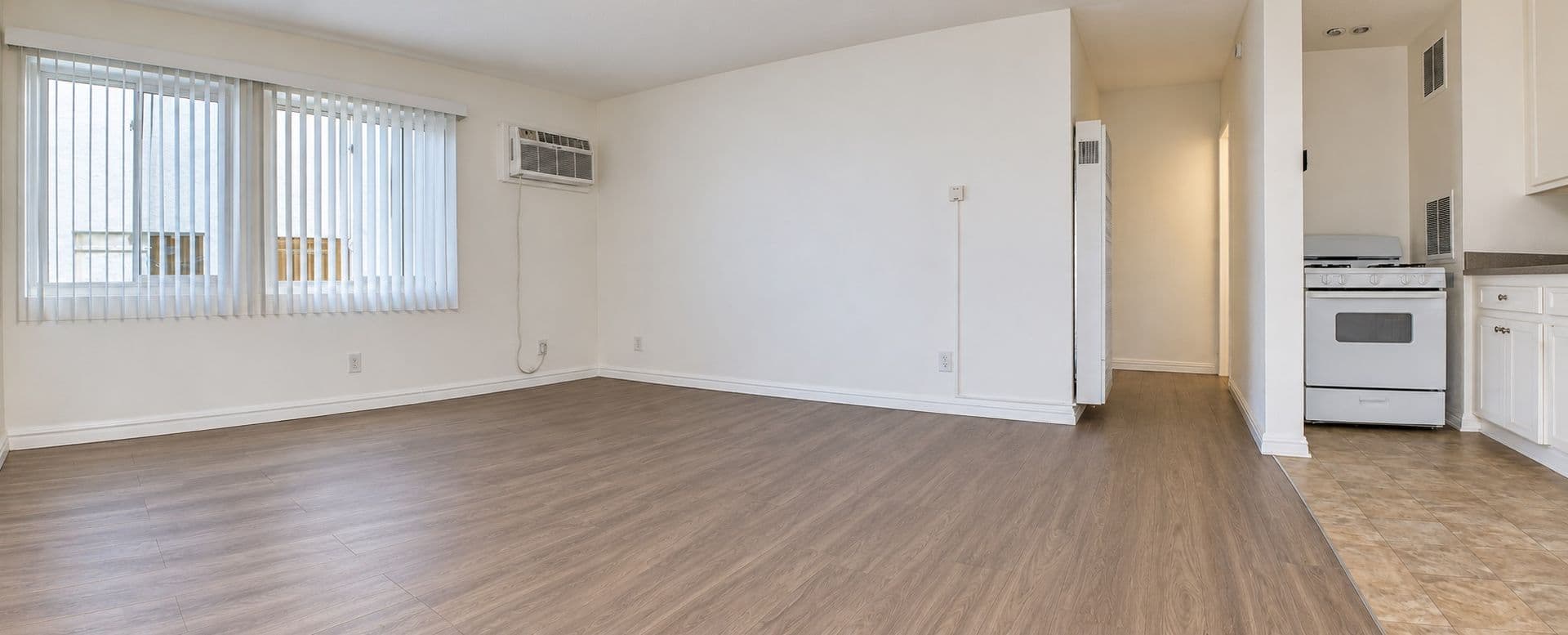 Van Nuys Apartment: 15963 Sherman Way