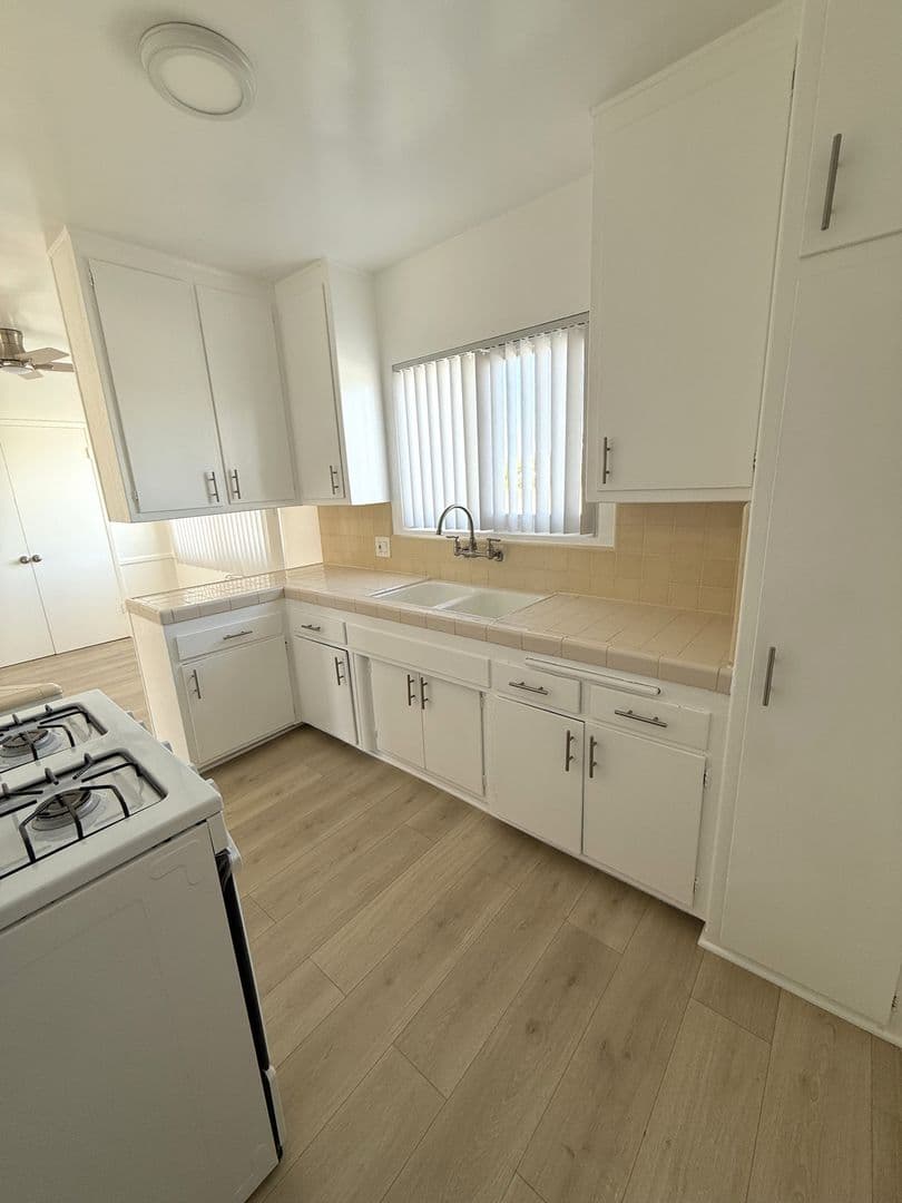 Winnetka Apartment: 20501 Vanowen Street