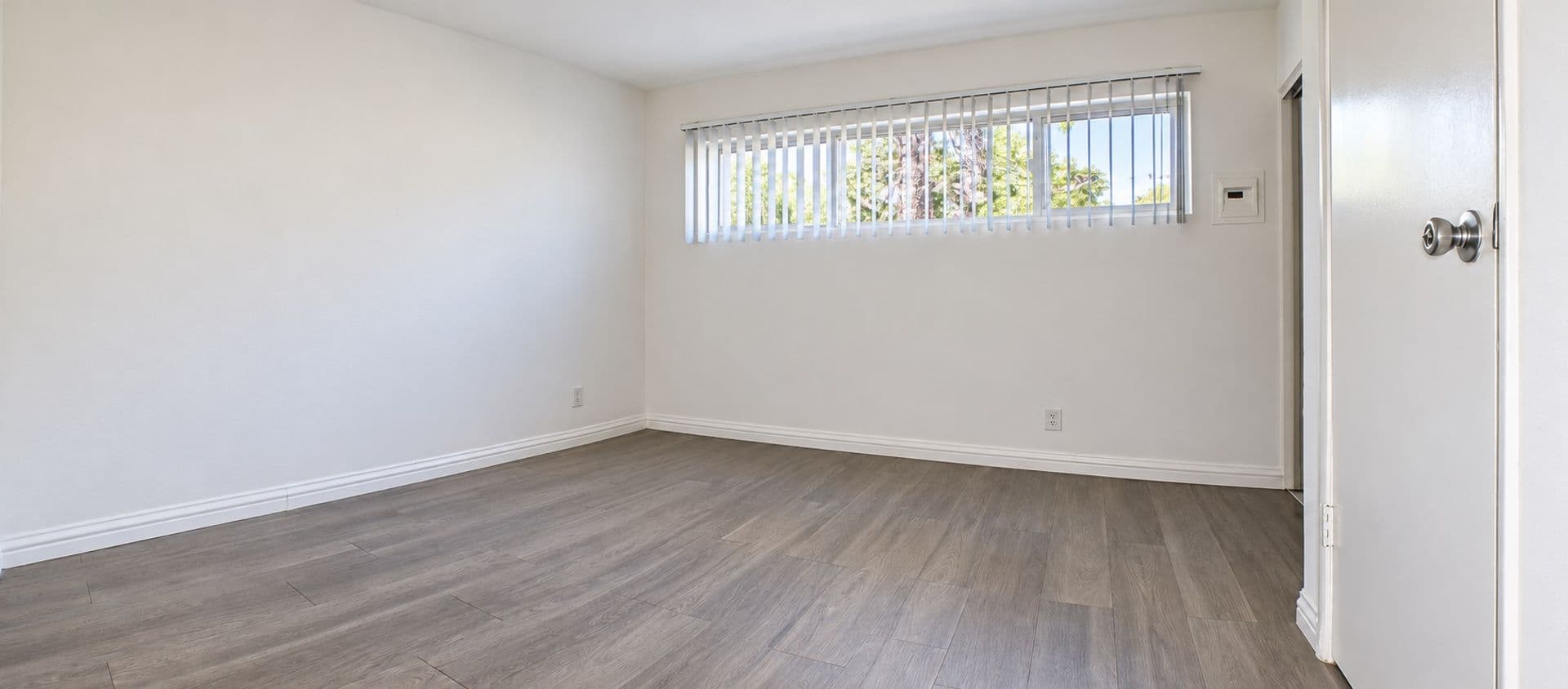 Van Nuys Apartment: 15963 Sherman Way