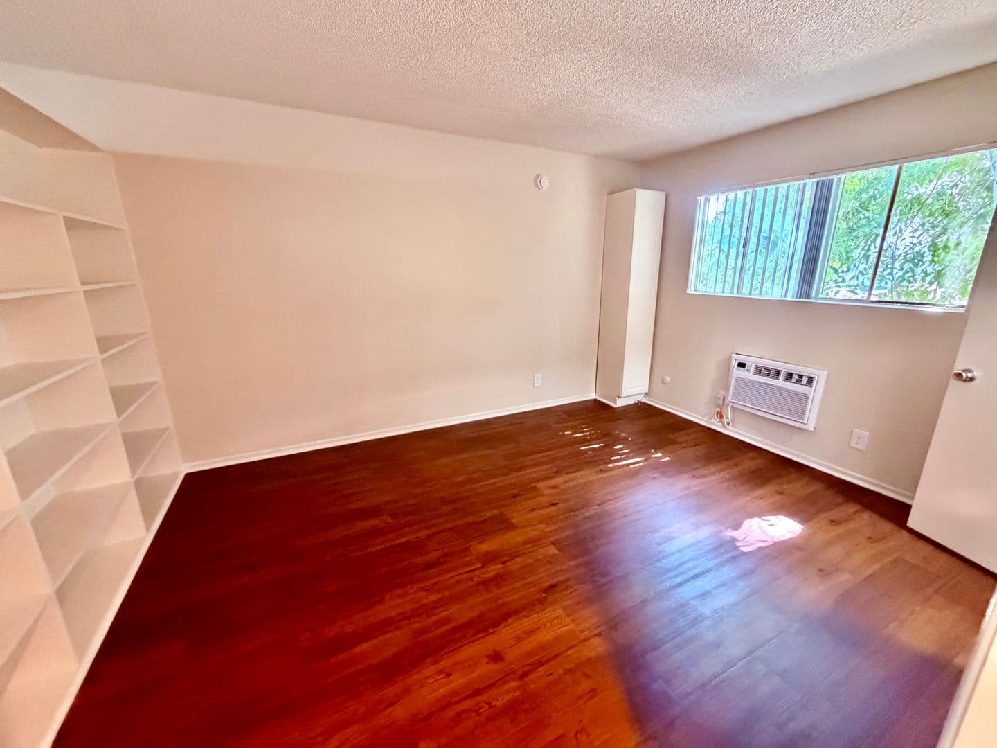Canoga Park Apartment: 7052 Remmet Ave