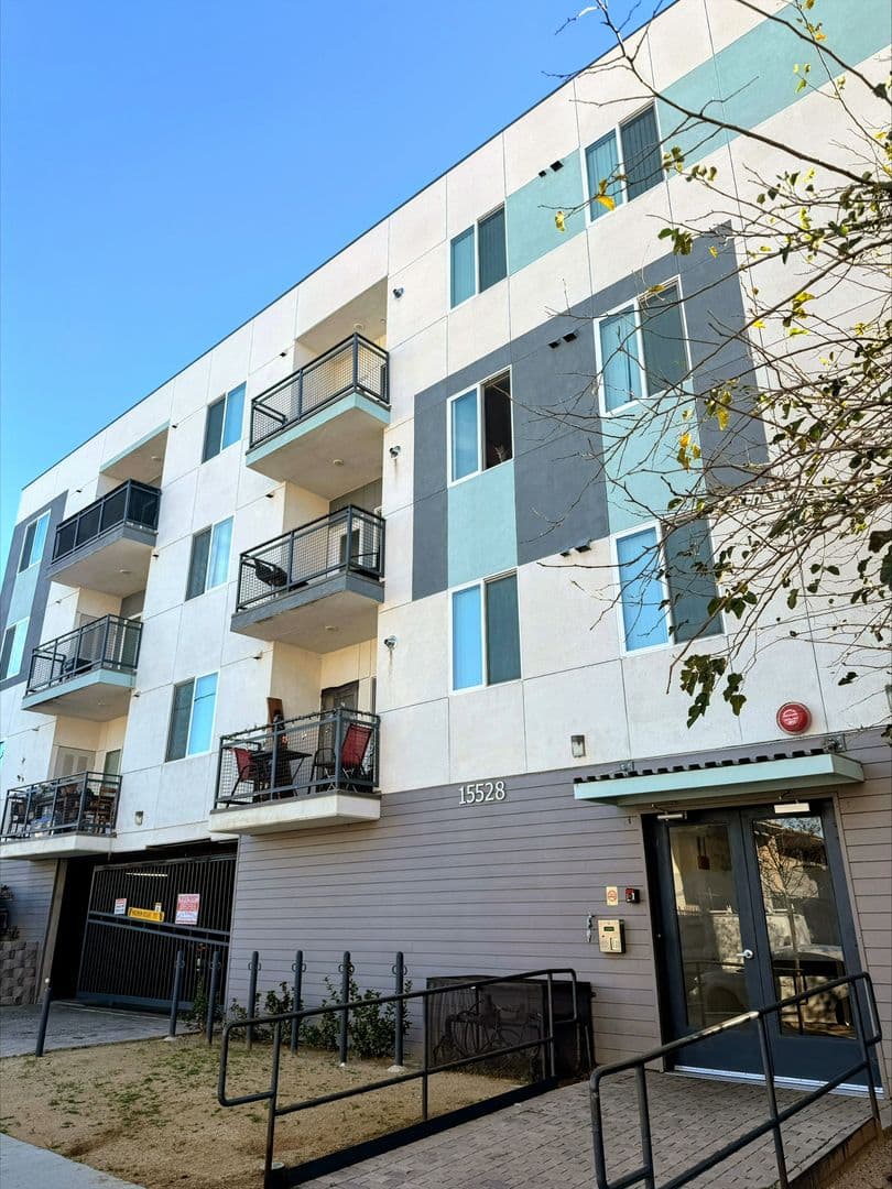 North Hills Apartment: 15528 Rayen Street