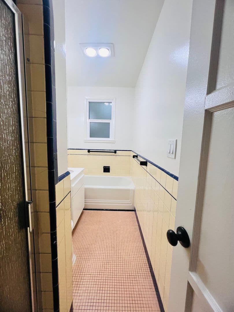 Los Angeles Apartment: 821 S. Wilton Place