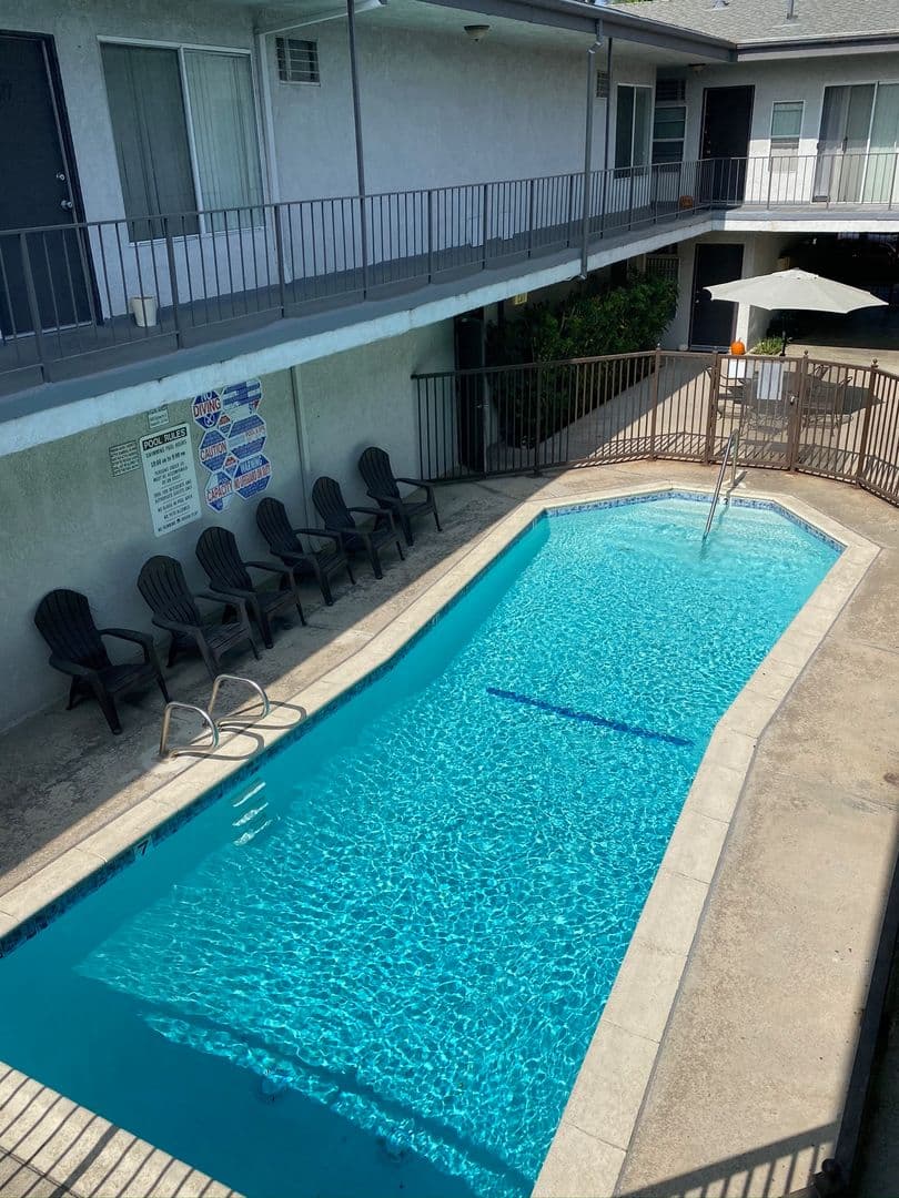 Granada Hills Apartment: 16840 Chatsworth Street