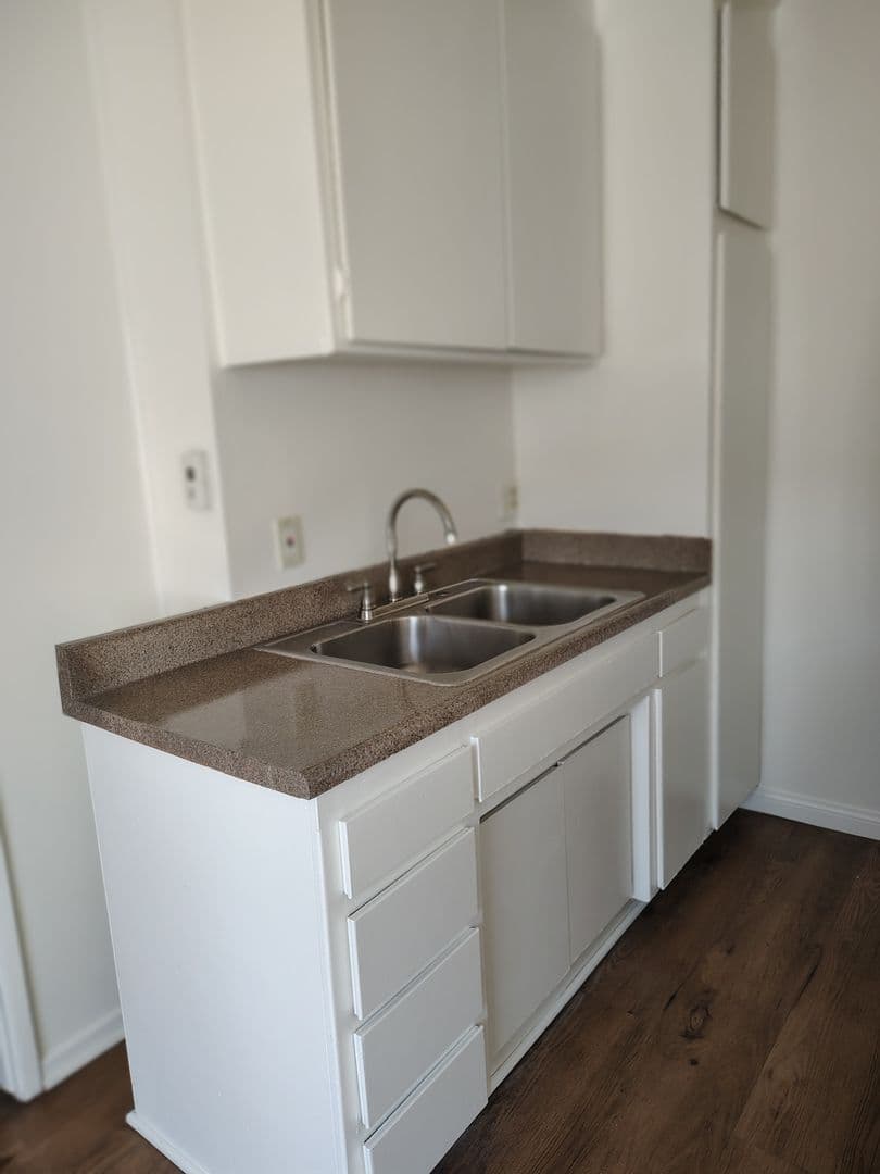 Reseda Apartment: 7521 & 7528 Canby Ave.