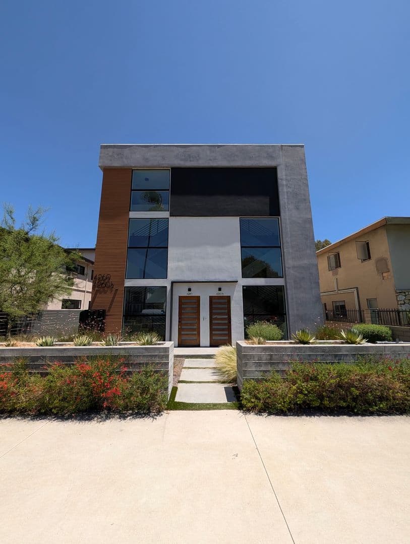 Studio City Apartment: 4260 Laurel Canyon Blvd.