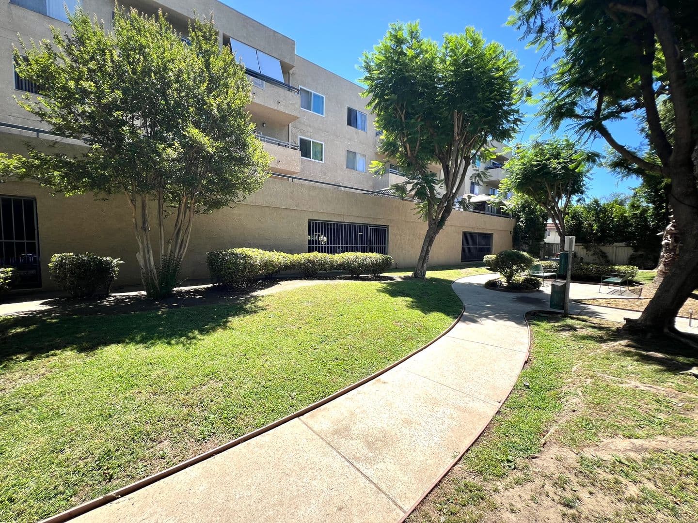 Van Nuys Apartment: 6205 Woodman Avenue