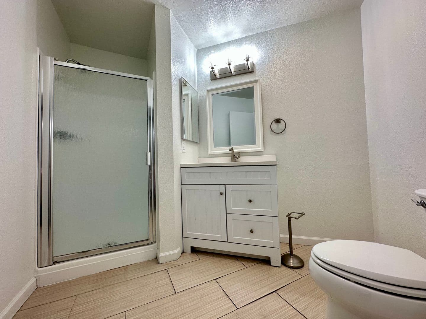 Los Angeles Apartment: 2330 North Cahuenga Blvd