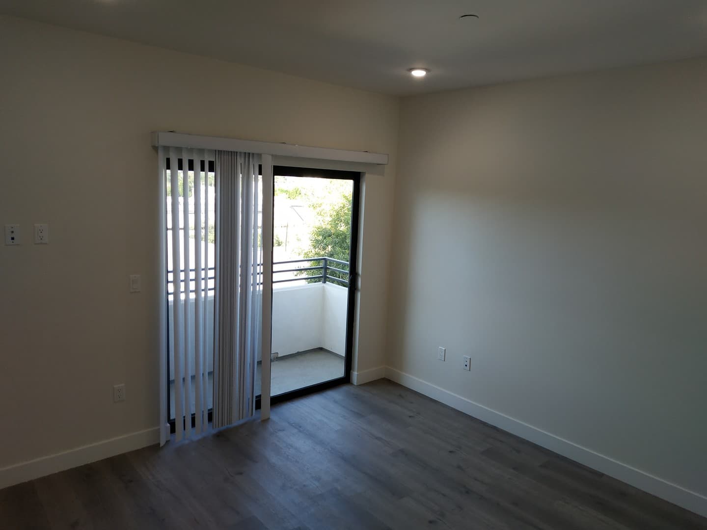 Tarzana Apartment: 18529 Calvert Street