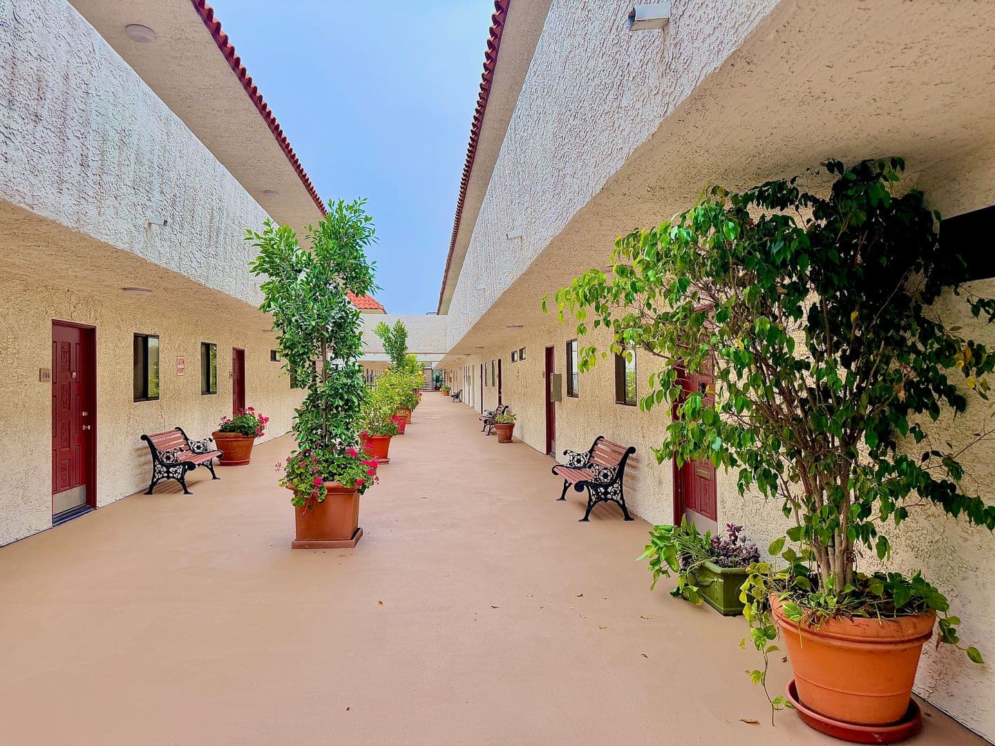 Sherman Oaks Apartment: 5637 Hazeltine Avenue