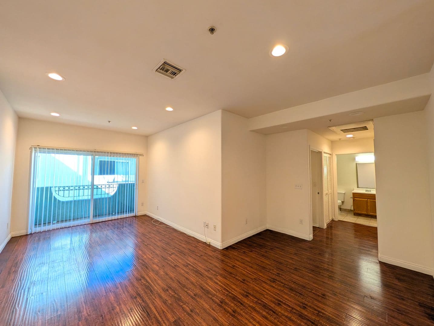 North Hollywood Apartment: 12740 Oxnard Street