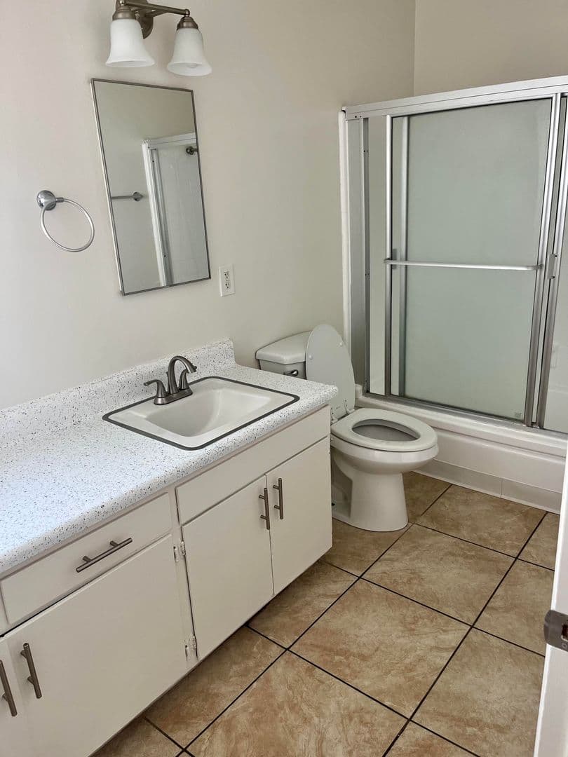 No. Hollywood Apartment: 7616 Fulton Avenue