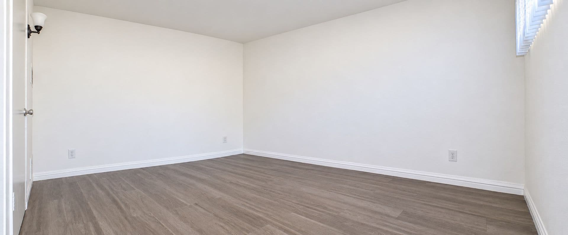 Van Nuys Apartment: 15963 Sherman Way