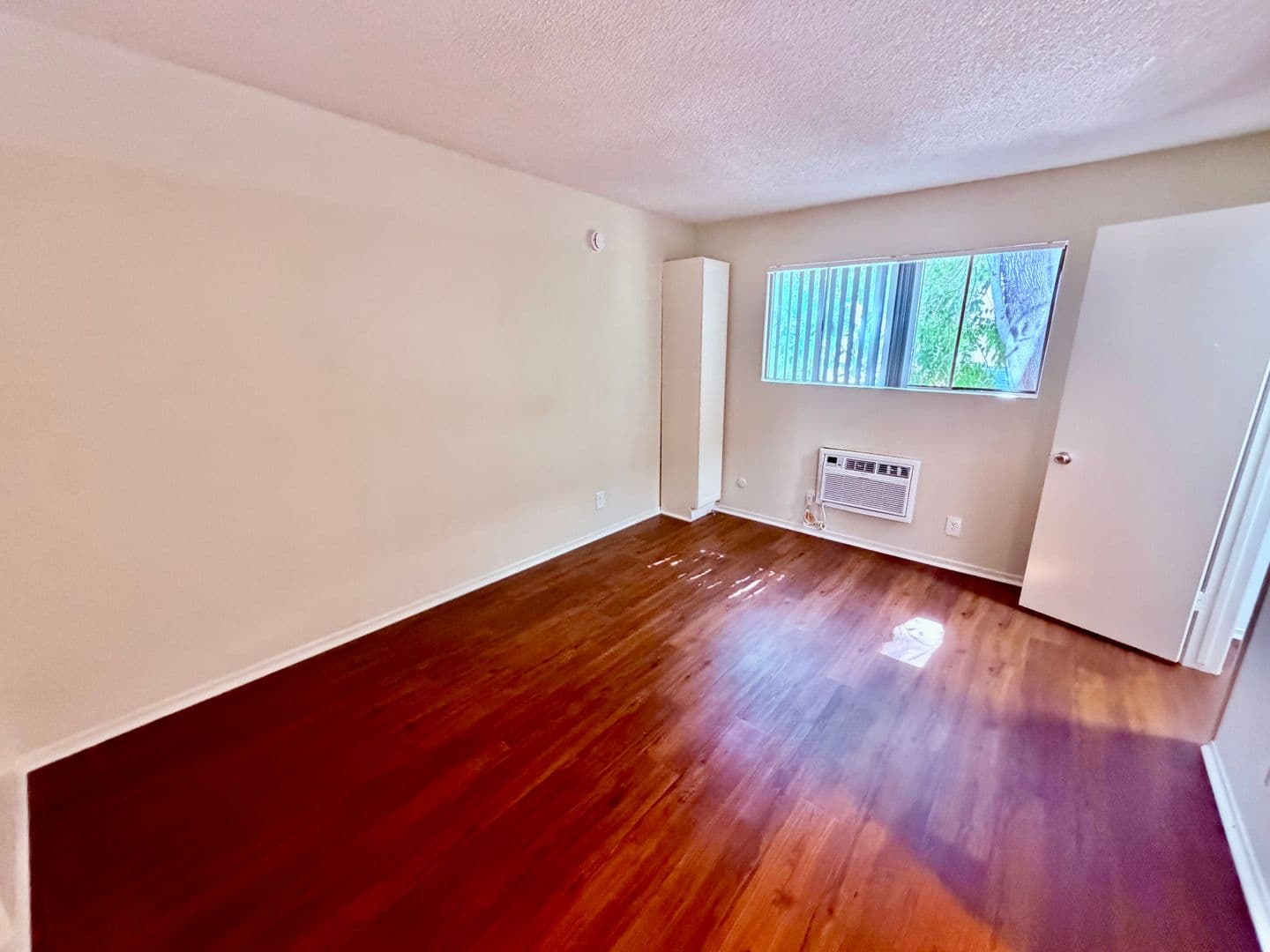Canoga Park Apartment: 7052 Remmet Ave